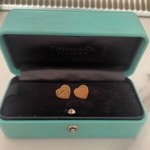 Return to Tiffany & Co. solid 18k Heart Studs In Perfect Condition with box
